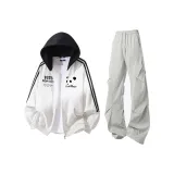 Белый, узор, серый и черный, светло-серые штаны