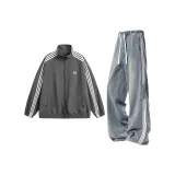 Серый топ + желтые грязные штаны