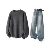 Темно-серый свитер + синие джинсы