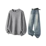 Светло-серый свитер + синие джинсы