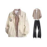 Хаки пальто + кофейная рубашка в клетку + угольно-черные штаны