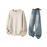 Бежевый абрикосовый свитер + синие джинсы