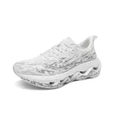 Под облаками солнце светит