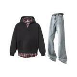 Темно-серый свитшот + светло-синие джинсы с разрезом