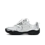 Серебристо-белый