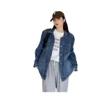 Синяя джинсовая куртка.