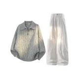 Светло-серый топ + белые джинсы