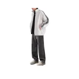 Белый серый свитшот + серые джинсы + белая длинная рубашка с длинными рукавами