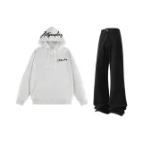 Белый, серый, вереск, черный текст + черные джинсы