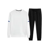 Белый свитшот + черные штаны