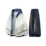 Светлый хаки топ + темно-синие штаны