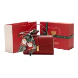 Красный с рождественским шелковым шарфом / Красная коробка с сердцем и зеленой лентой