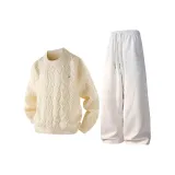 Бежевый топ + светло-серые штаны цвета фотинии