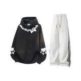 Чёрный свитшот + белые и серые штаны