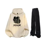 Абрикосовый свитшот + черные джинсы