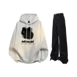 Свитшот из фотинии серого цвета + черные джинсы