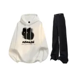 Белый свитшот + черные джинсы