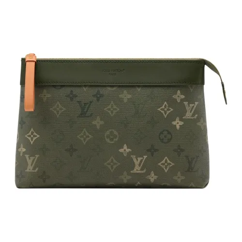 LOUIS VUITTON Pochette Voyage Souple Монограмма Surplus Покрытый холст Клатч Мужской Хаки зеленый