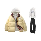 Светло-желтое пальто + белый свитшот + черные штаны