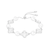 Белый браслет с четырехлистным клевером