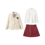 Кремово-абрикосовый деловой костюм + рубашка с длинными рукавами + маленькая юбка в клетку с галстуком-бабочкой + значок №7