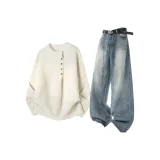 Белый свитер + синие джинсы