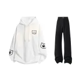 Белый свитшот + черные джинсы