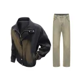 Чёрная куртка + жёлтые джинсы цвета глины