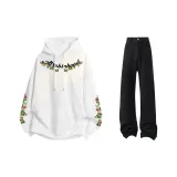 Белый свитшот + черные джинсы