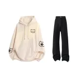 Абрикосовый свитшот (с флисовой подкладкой) + черные джинсы