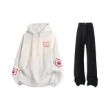 Свитшот из фотинии серого цвета с красным подтоном (на флисовой подкладке) + черные джинсы