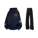 Темно-синий свитшот + черные джинсы