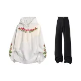 Свитшот из фотинии серого цвета с красным подтоном (на флисовой подкладке) + черные джинсы