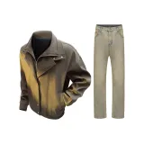 Кофейная куртка + желтые грязные джинсы