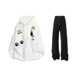 Белый свитшот + черные джинсы