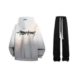 Светло-серый свитшот + черные повседневные штаны