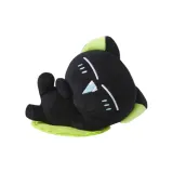 Игривая черная кукла, лежащая на плече