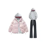 Розовый хлопковый пуховик + белый свитшот с серым цветком вереска + черные джинсы