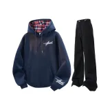 Темно-синий свитшот + черные джинсы