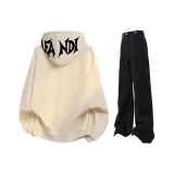 Абрикосовый свитшот + черные джинсы