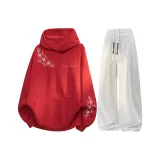 Бордовый топ + белые серые штаны