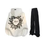 Белый свитшот + черные джинсы