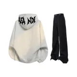 Свитшот из фотинии серого цвета + черные джинсы