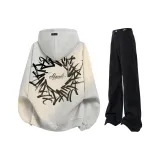 Свитшот из фотинии серого цвета + черные джинсы