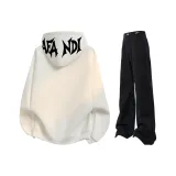 Белый свитшот + черные джинсы