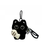 Черный кот держит рыбку