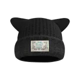 Черная вязаная шапка с ушами и этикеткой