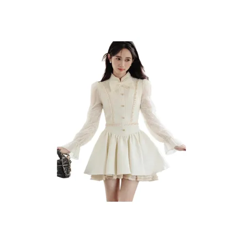 Светло-абрикосовые женские длинные платья с длинными рукавами