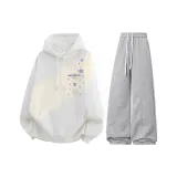 Белый свитшот + серые штаны фотиния