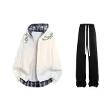 Белый свитшот + черные повседневные штаны